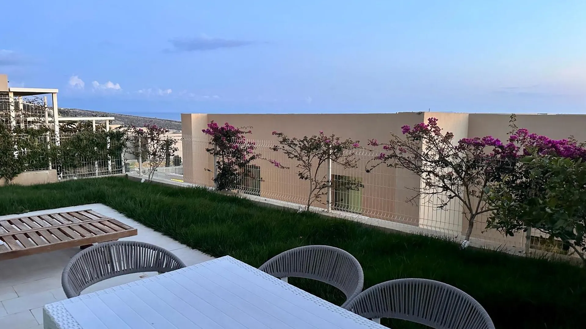 Green Coast Palase Sun Kissed Terrace 1-Bedroom Villa פאלאסה